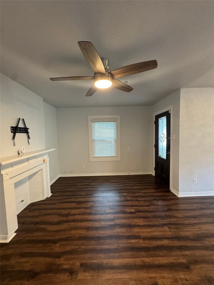 3241 Sandage Ave - Photo 3 of 19