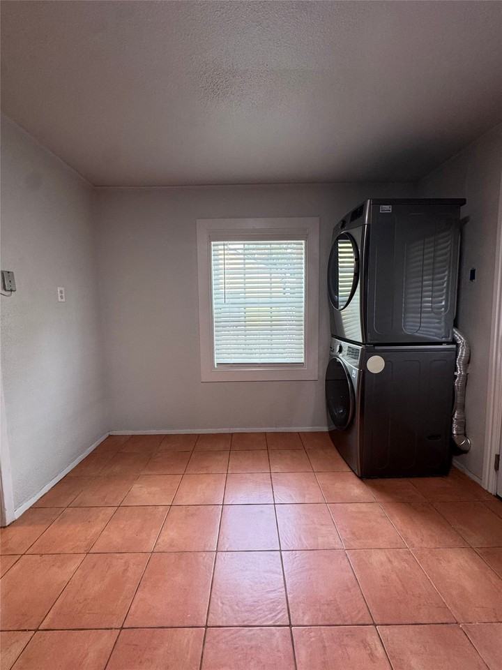 3241 Sandage Ave - Photo 5 of 19