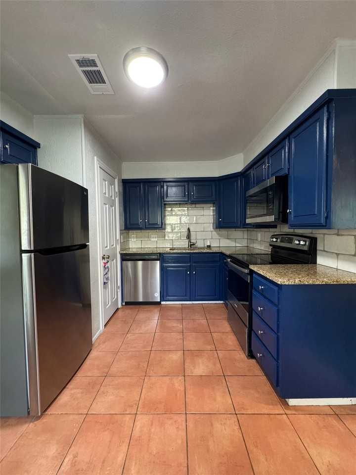 3241 Sandage Ave - Photo 6 of 19