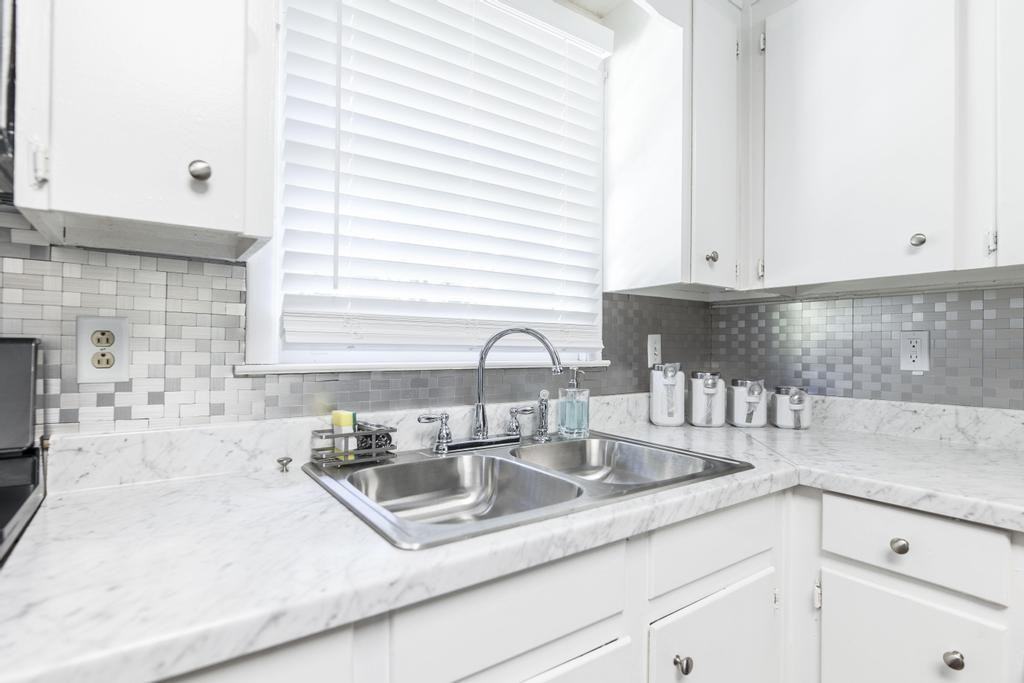 410 Thomson Rd - Photo 5 of 25