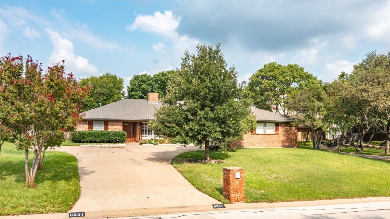 8921 Crosswind Dr - Photo 2 of 30