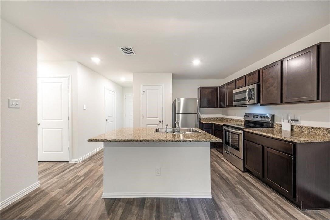1005 Dawson St - Photo 4 of 21