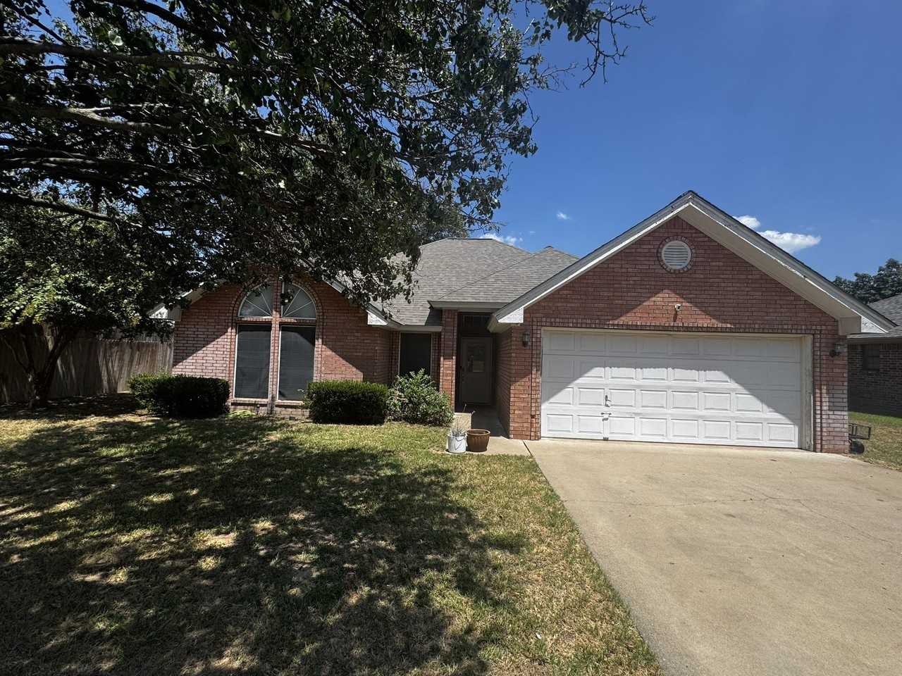 1449 Oakwood Dr - Photo 2 of 15