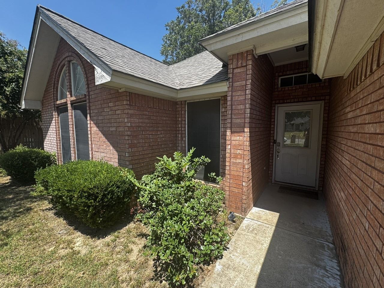 1449 Oakwood Dr - Photo 3 of 15