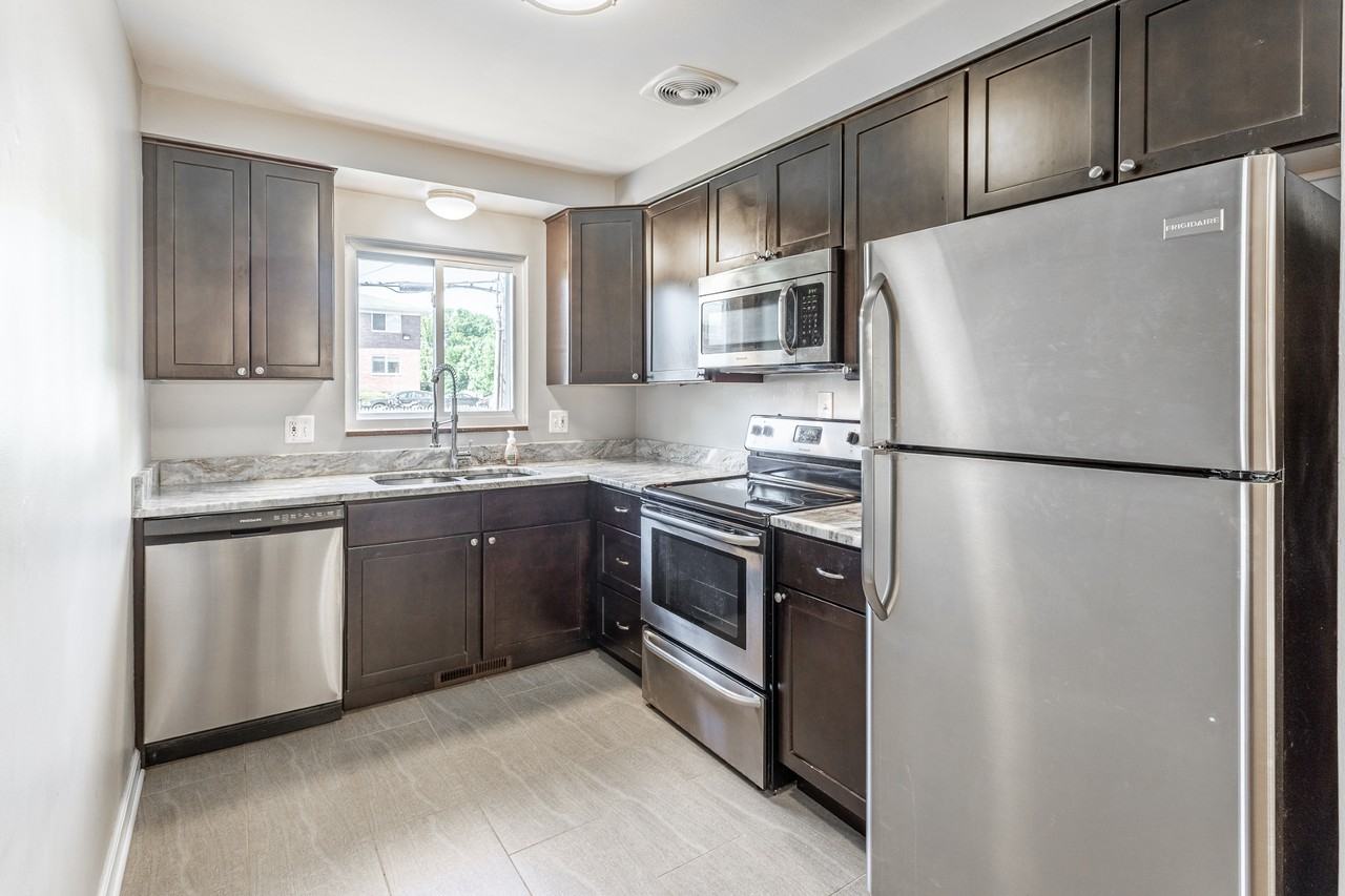 1909 Gardenia Ave #7 - Photo 4 of 18