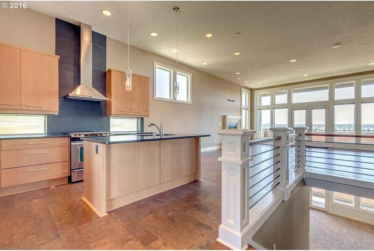 2621 E 6th St - Photo 2 of 14