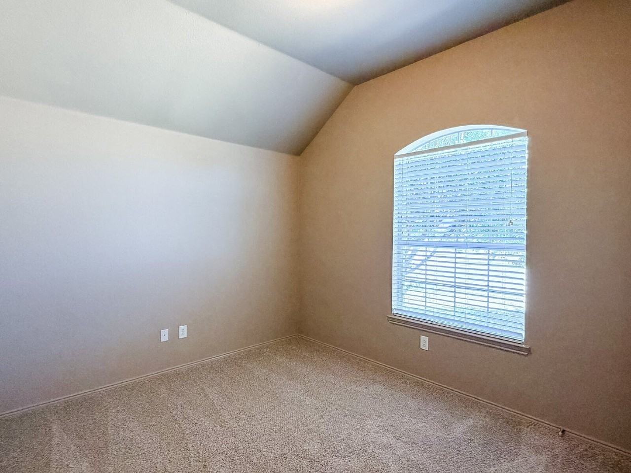 633 Canoe Way - Photo 4 of 24