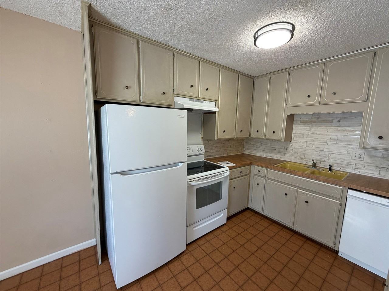 1361 W Mcneill St - Photo 3 of 10