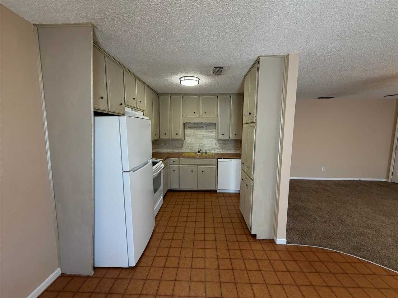 1361 W Mcneill St - Photo 4 of 10