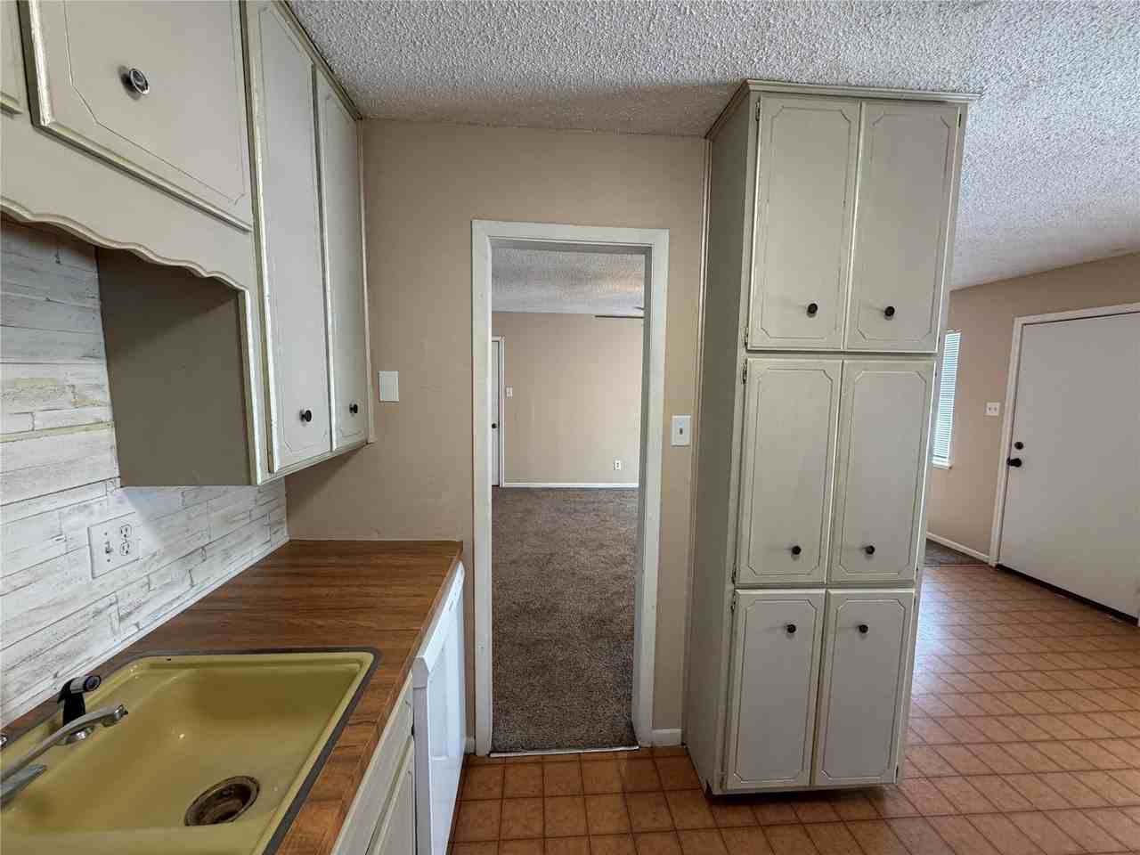 1361 W Mcneill St - Photo 5 of 10