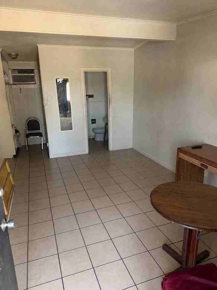 901 W 7th St - Photo 2 of 3