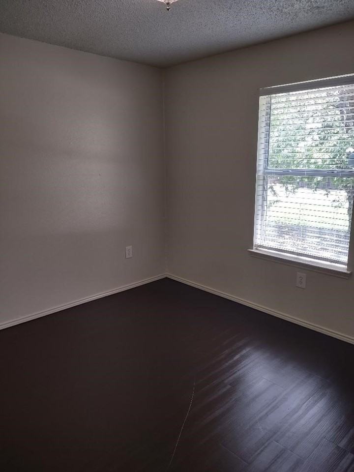 500 Fort Worth St - Photo 5 of 15