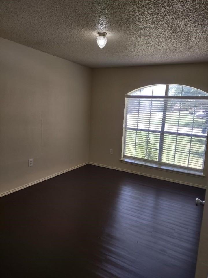 500 Fort Worth St - Photo 7 of 15
