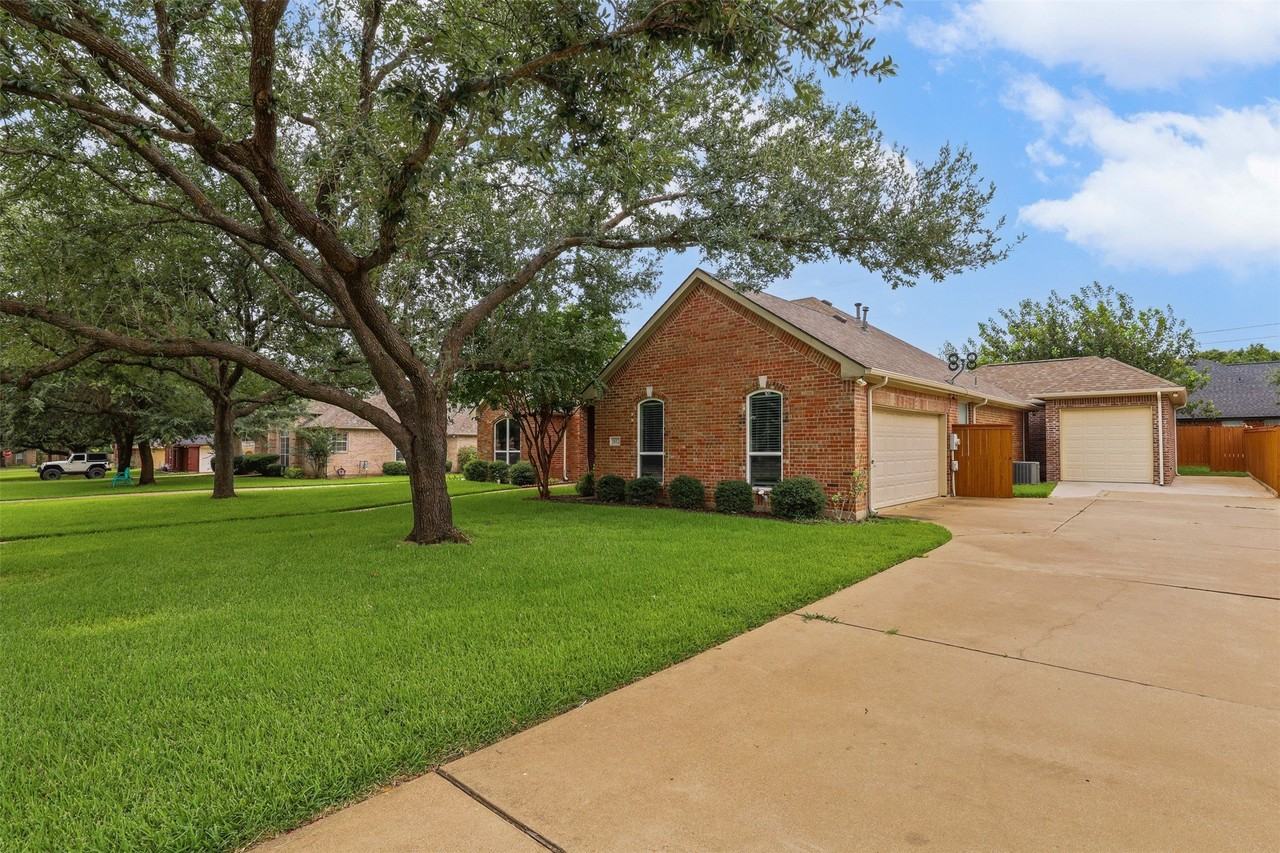 1612 Twin Oaks Dr - Photo 2 of 32