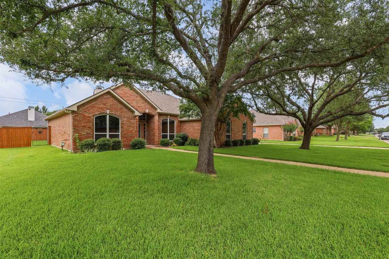 1612 Twin Oaks Dr - Photo 3 of 32