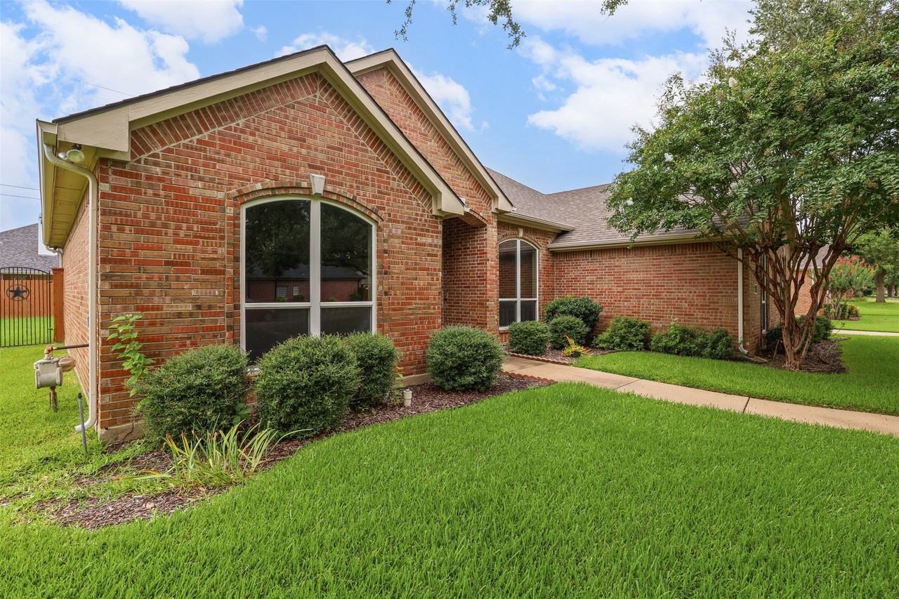 1612 Twin Oaks Dr - Photo 4 of 32