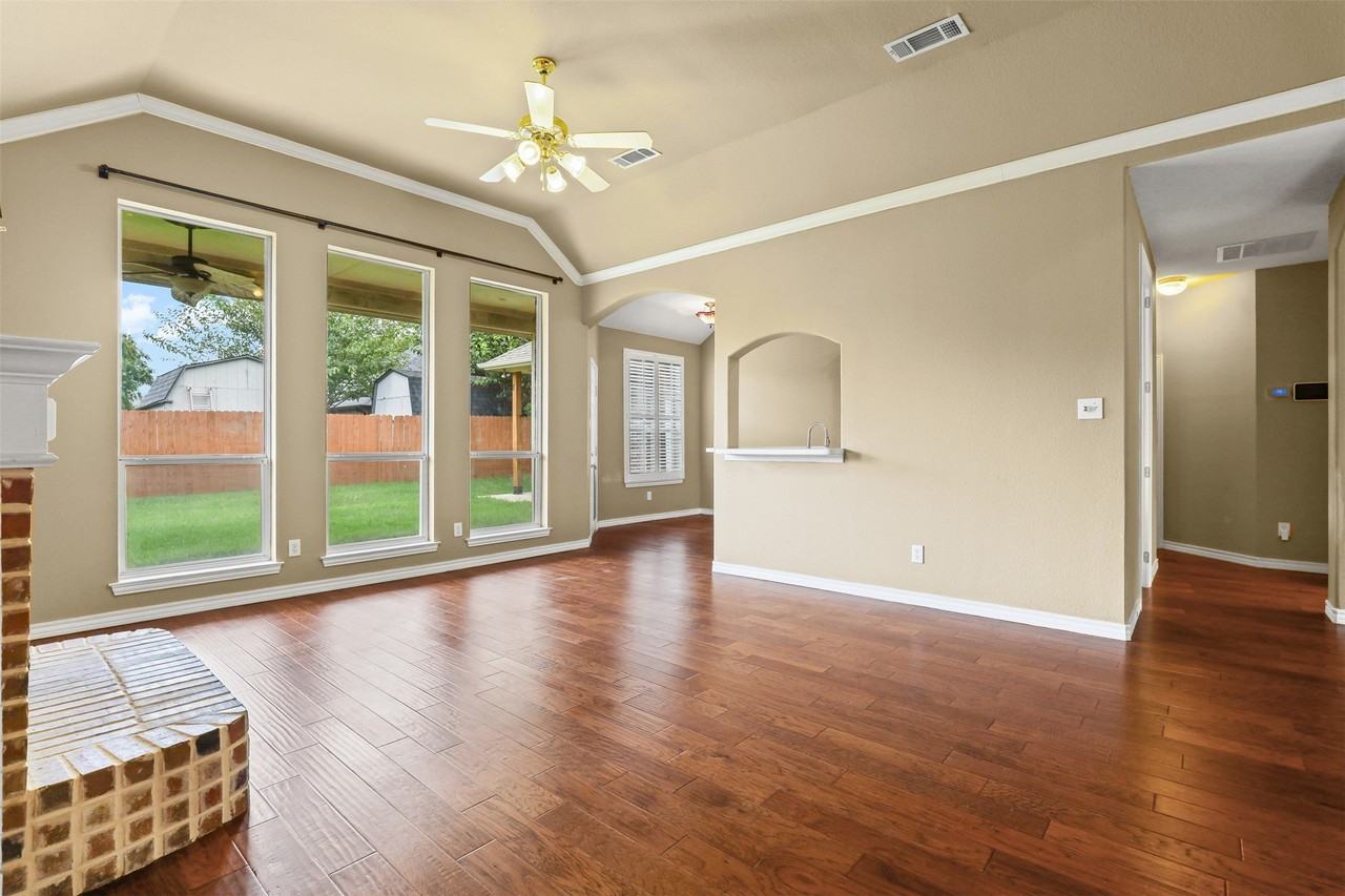 1612 Twin Oaks Dr - Photo 7 of 32