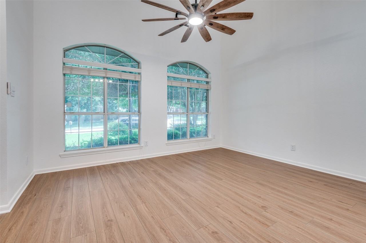 562 Mercer St - Photo 3 of 29