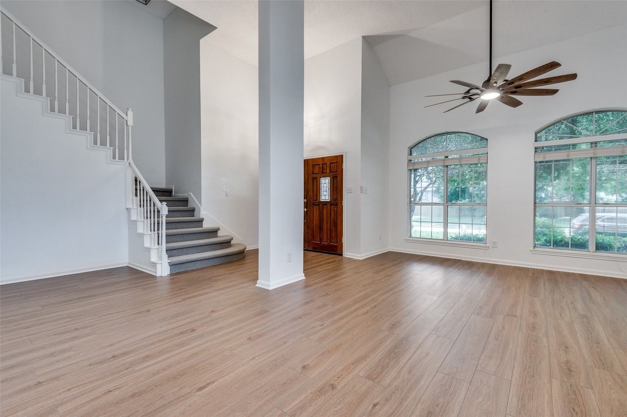 562 Mercer St - Photo 4 of 29
