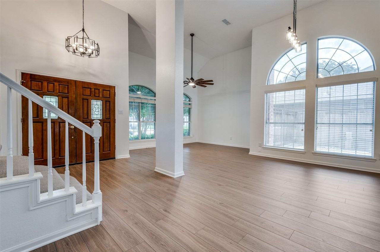 562 Mercer St - Photo 6 of 29