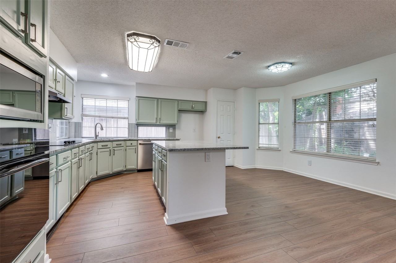 562 Mercer St - Photo 7 of 29