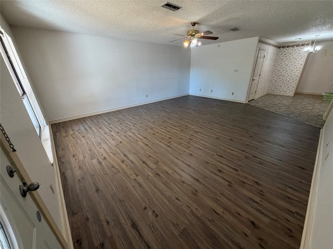 567 W College St - Photo 2 of 21