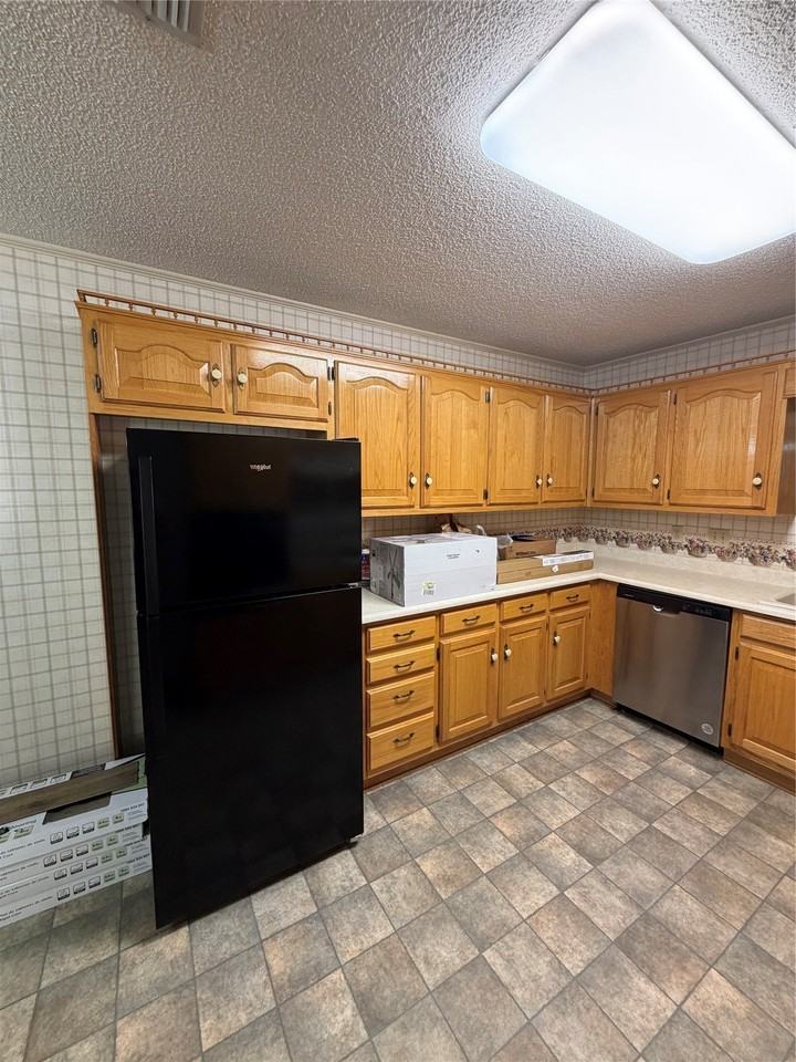 567 W College St - Photo 4 of 21