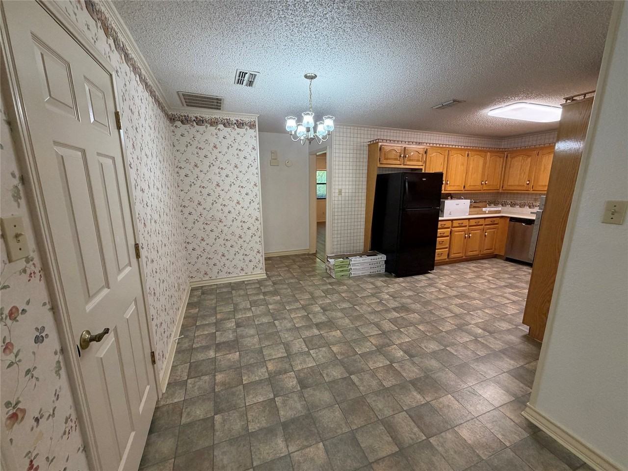 567 W College St - Photo 5 of 21
