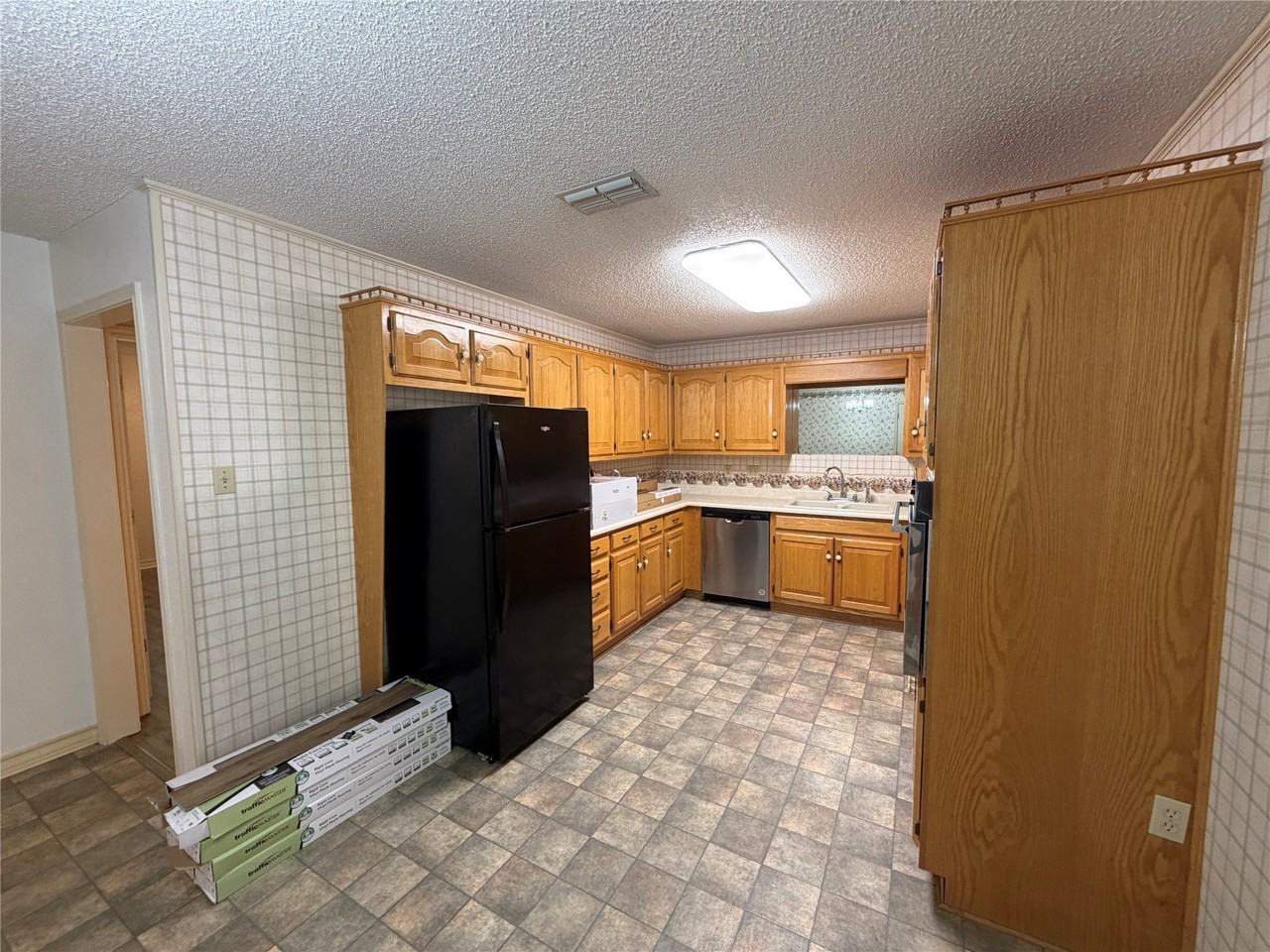 567 W College St - Photo 6 of 21
