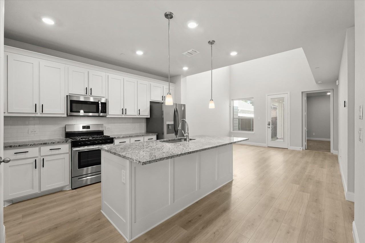 1045 Thomas Pl - Photo 3 of 34