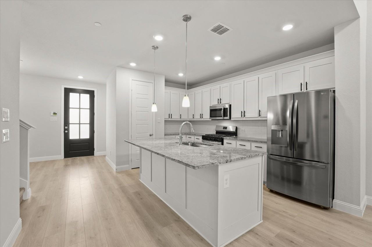 1045 Thomas Pl - Photo 4 of 34