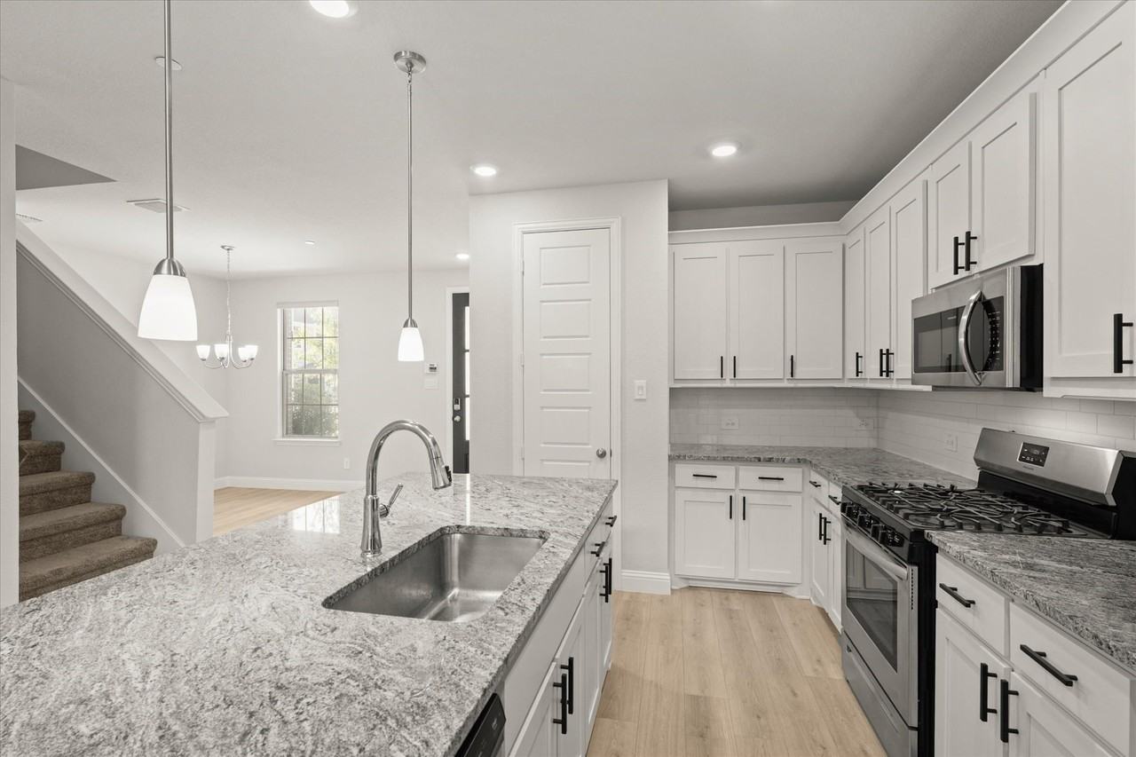 1045 Thomas Pl - Photo 5 of 34