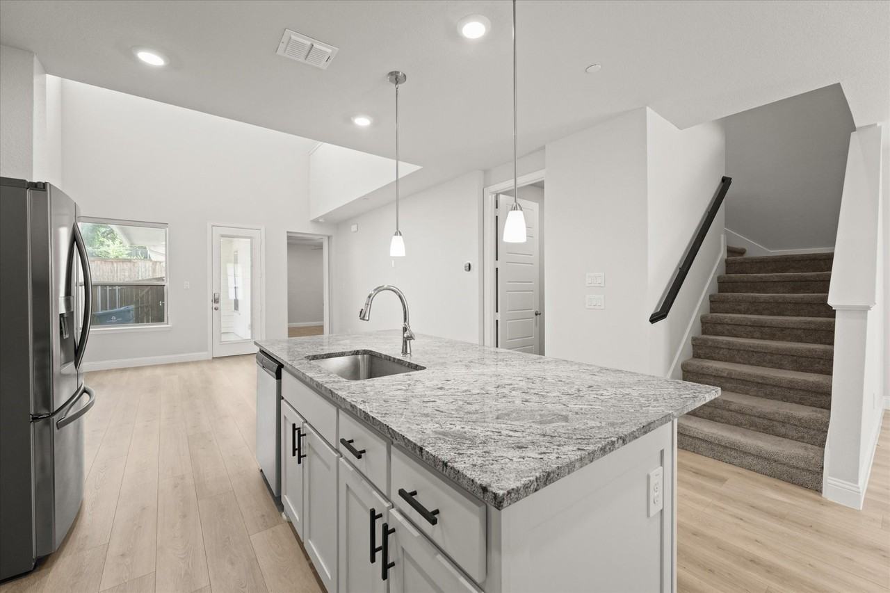 1045 Thomas Pl - Photo 6 of 34