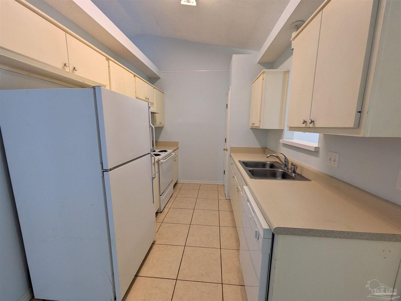 3359 Green Briar Cir #B - Photo 7 of 37