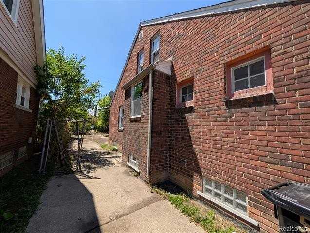 5575 Buckingham Ave - Photo 3 of 15