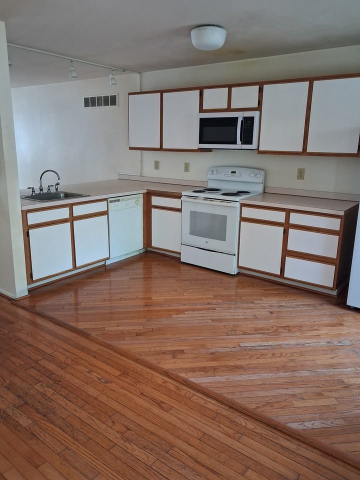 136 Wimbledon Ct #1 - Photo 5 of 12