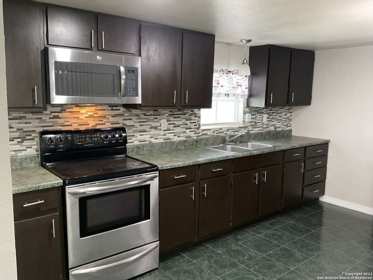 11916 Grapevine St - Photo 5 of 18
