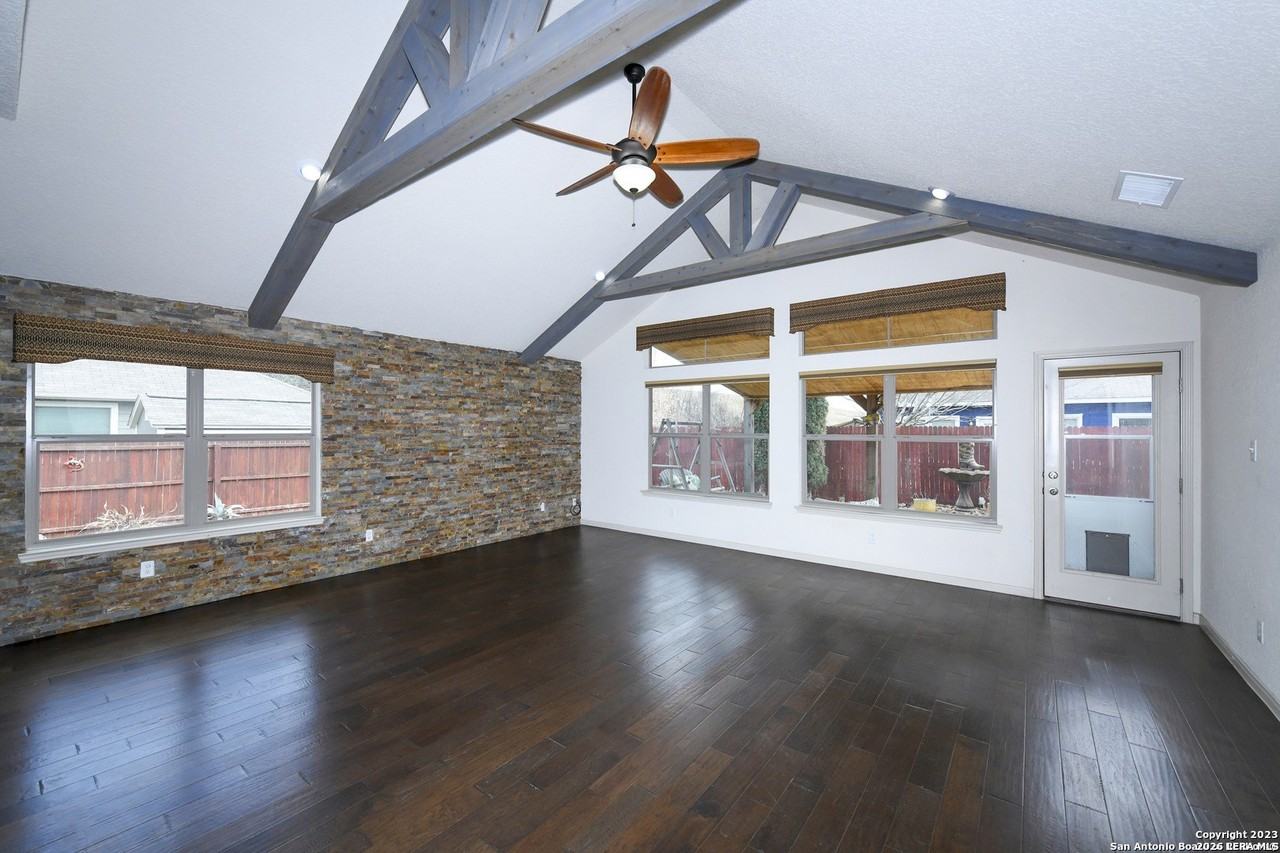 842 Wall St - Photo 7 of 21
