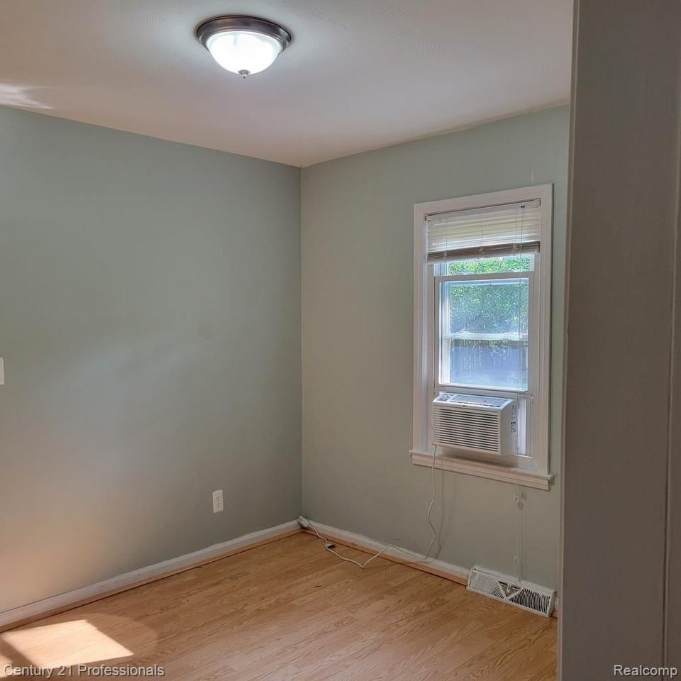 3225 Crooks Rd - Photo 7 of 24