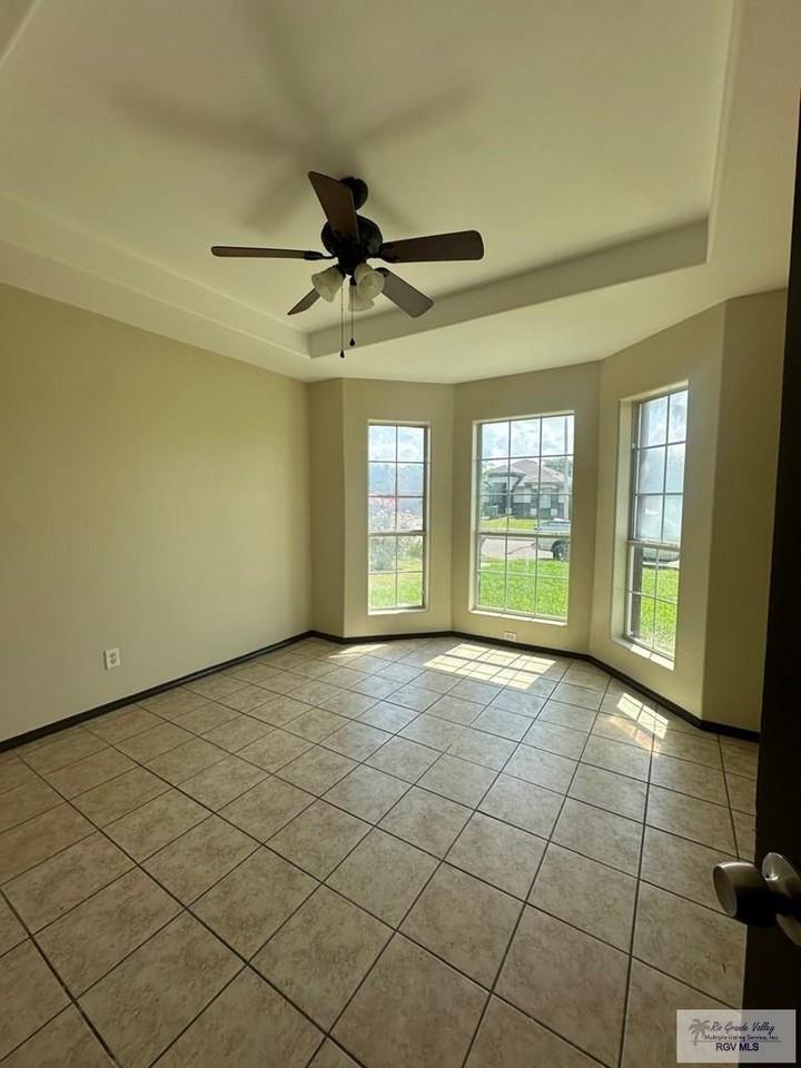 2412 Munich St - Photo 2 of 18