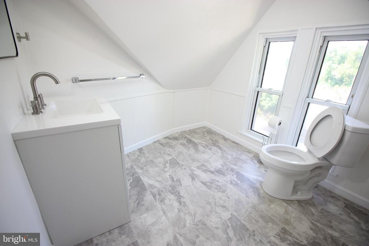 201 E Delaware Ave - Photo 7 of 7