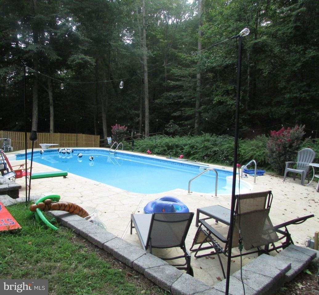 1009 Wales Dr - Photo 5 of 33
