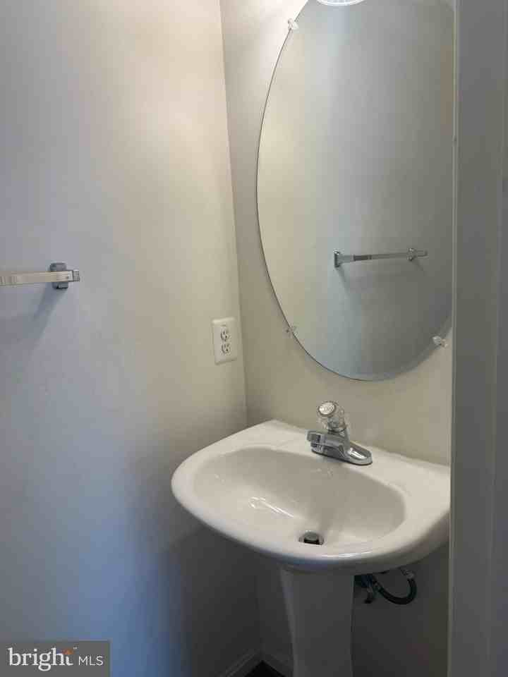 557 Kirkcaldy Way - Photo 6 of 38
