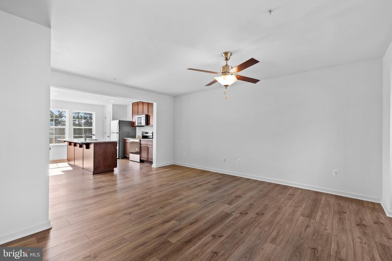 442 Peleton St - Photo 3 of 27