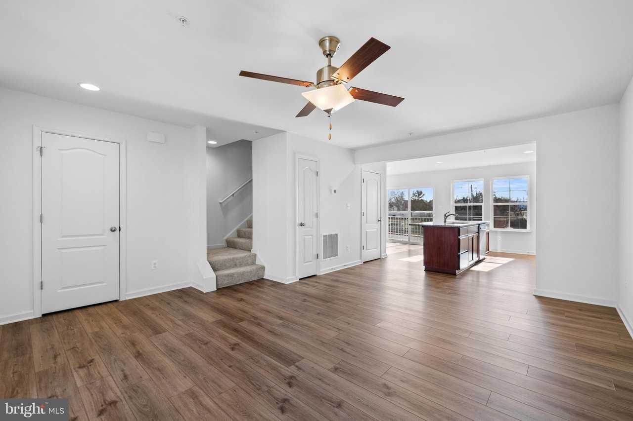 442 Peleton St - Photo 4 of 27