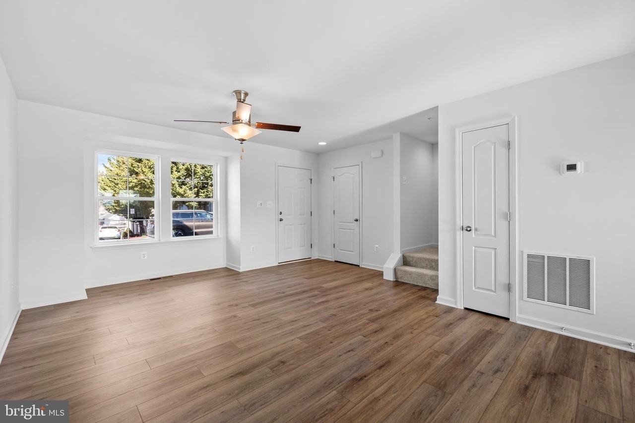 449 Peleton St - Photo 5 of 27