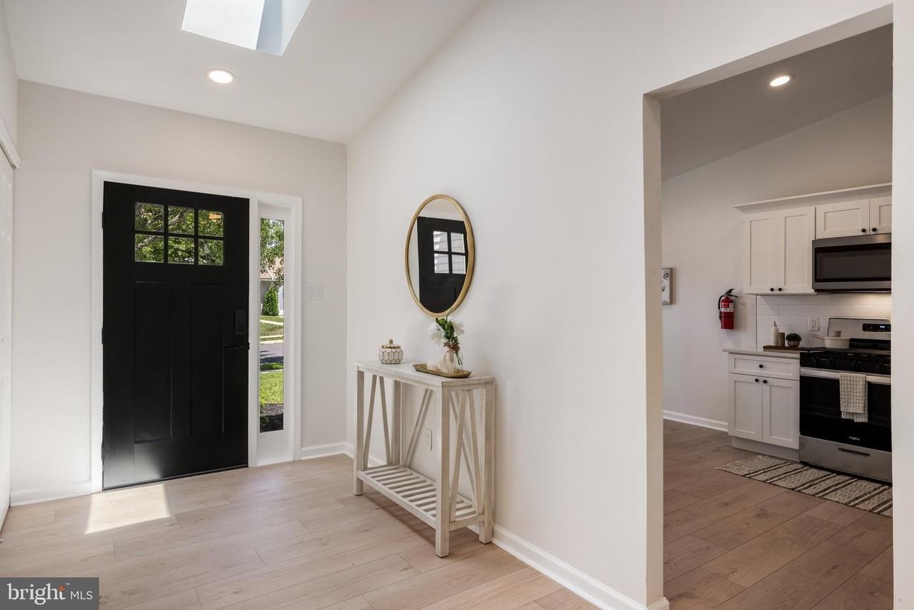 1004 Jonathan Ln - Photo 2 of 21