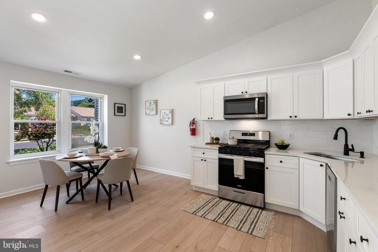 1004 Jonathan Ln - Photo 6 of 21