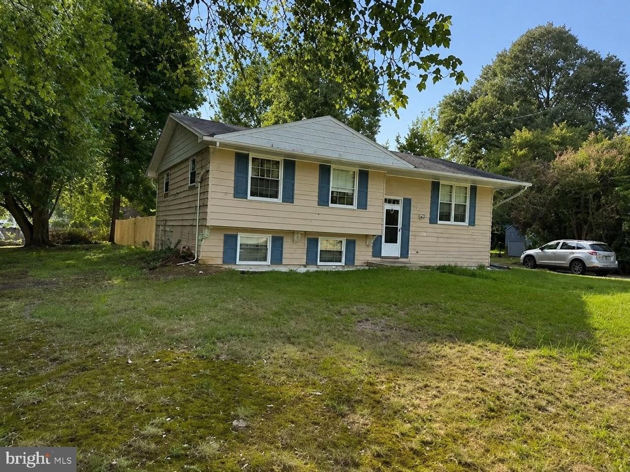 8018 Hammond St - Photo 3 of 16