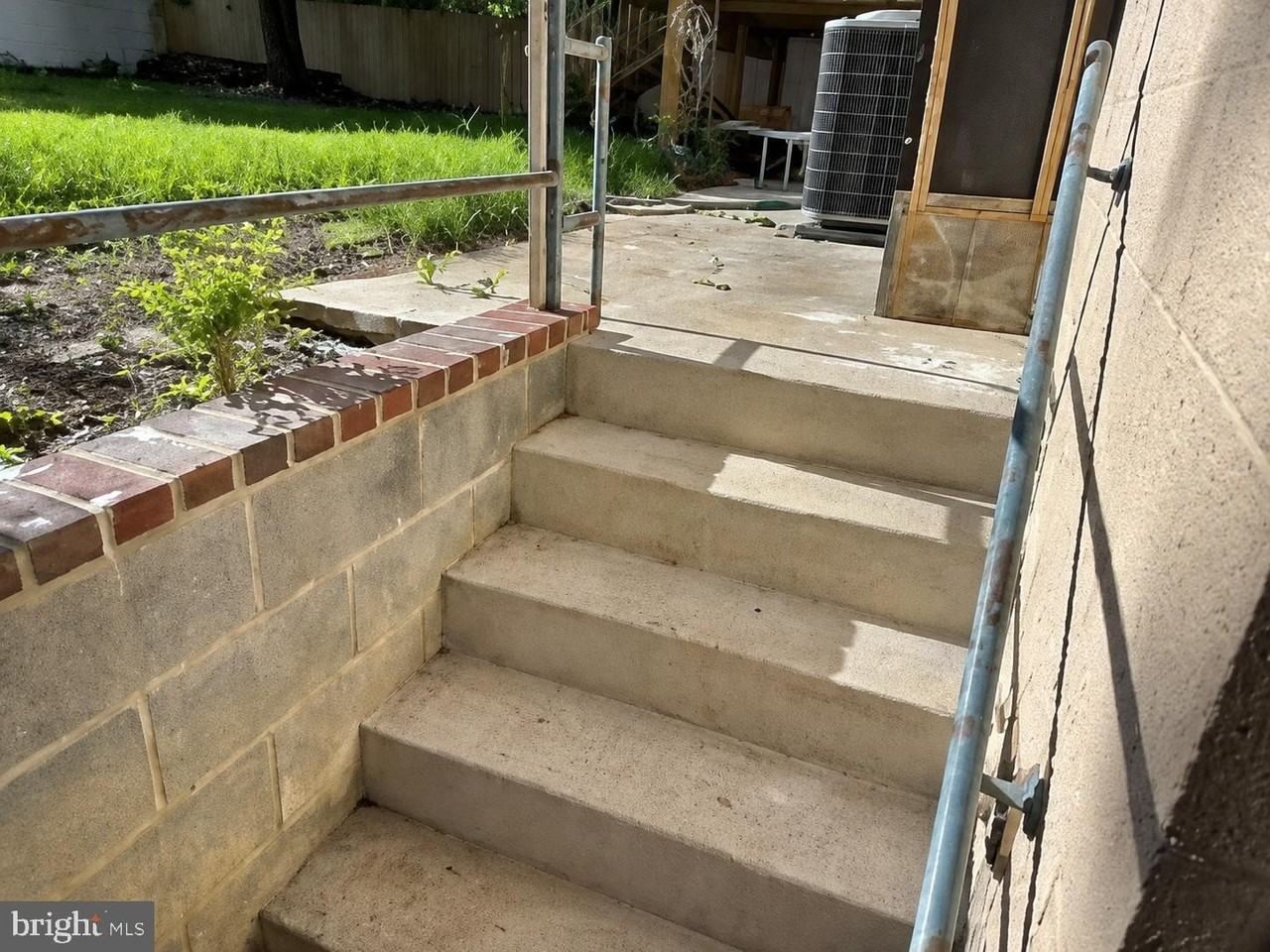 8018 Hammond St - Photo 4 of 16